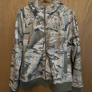 Womens Under Armour hunting camo zip up hoodie.